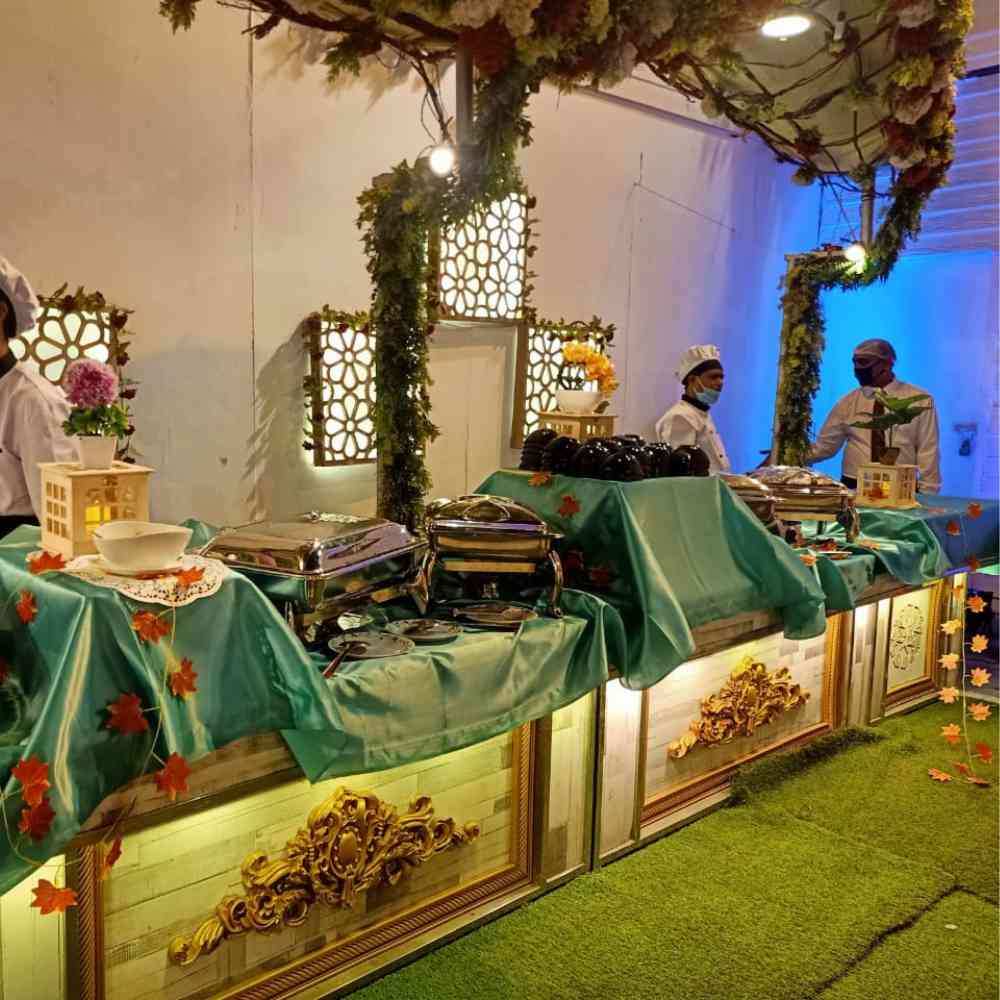 Gharoa catering staffs decorating in a wedding buffet setups with care and professional. the showing our wedding catering services in kolkta