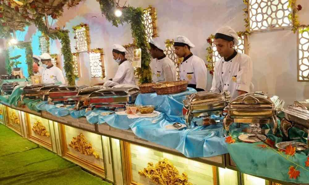 Beautiful buffet setup by gharoa catering staffs, we are maintaining hygiene wearing gloves, musk, caps, showcasing the best catering services in kolkata